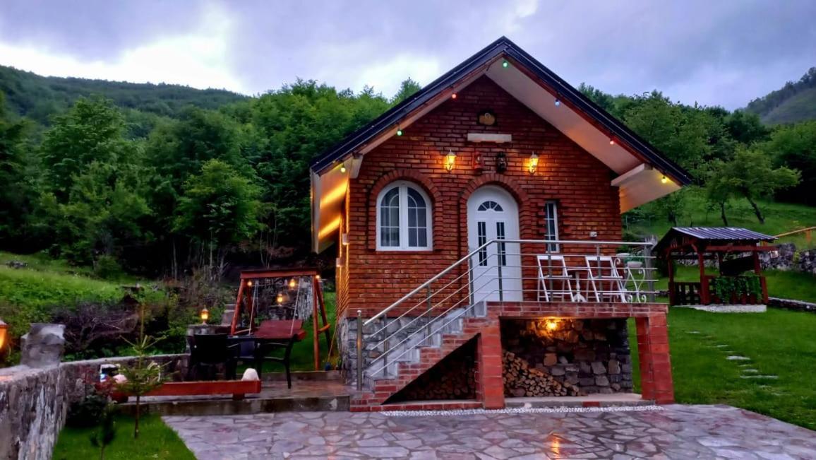 Lodge Vilat Pllumaj *